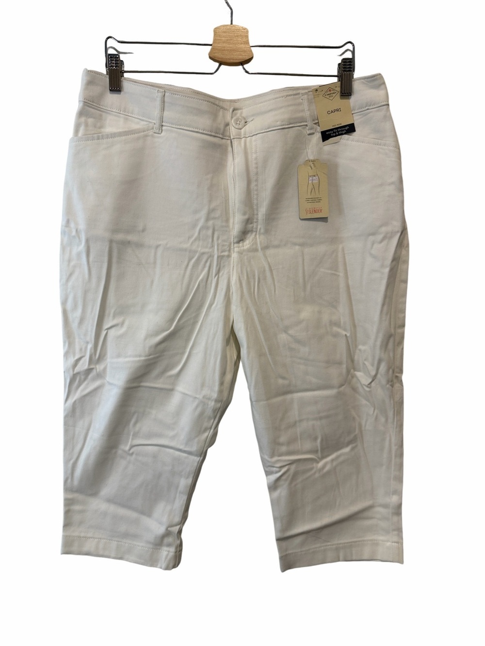 St. John's Bay White Flat-Front Capri’s. Mid Rise. Size 16. 98% Cotton. NWT